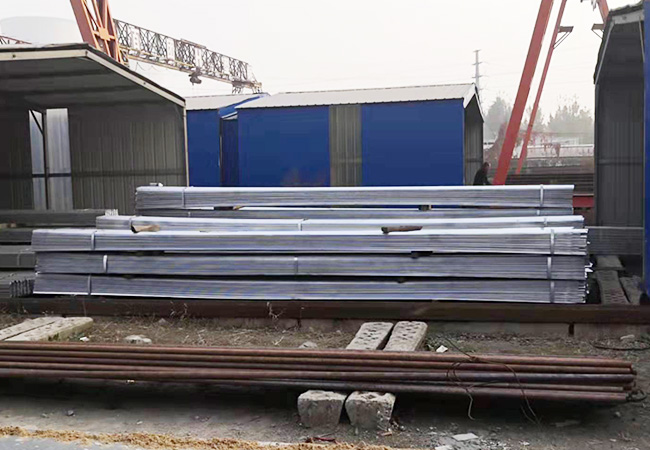 ����\���